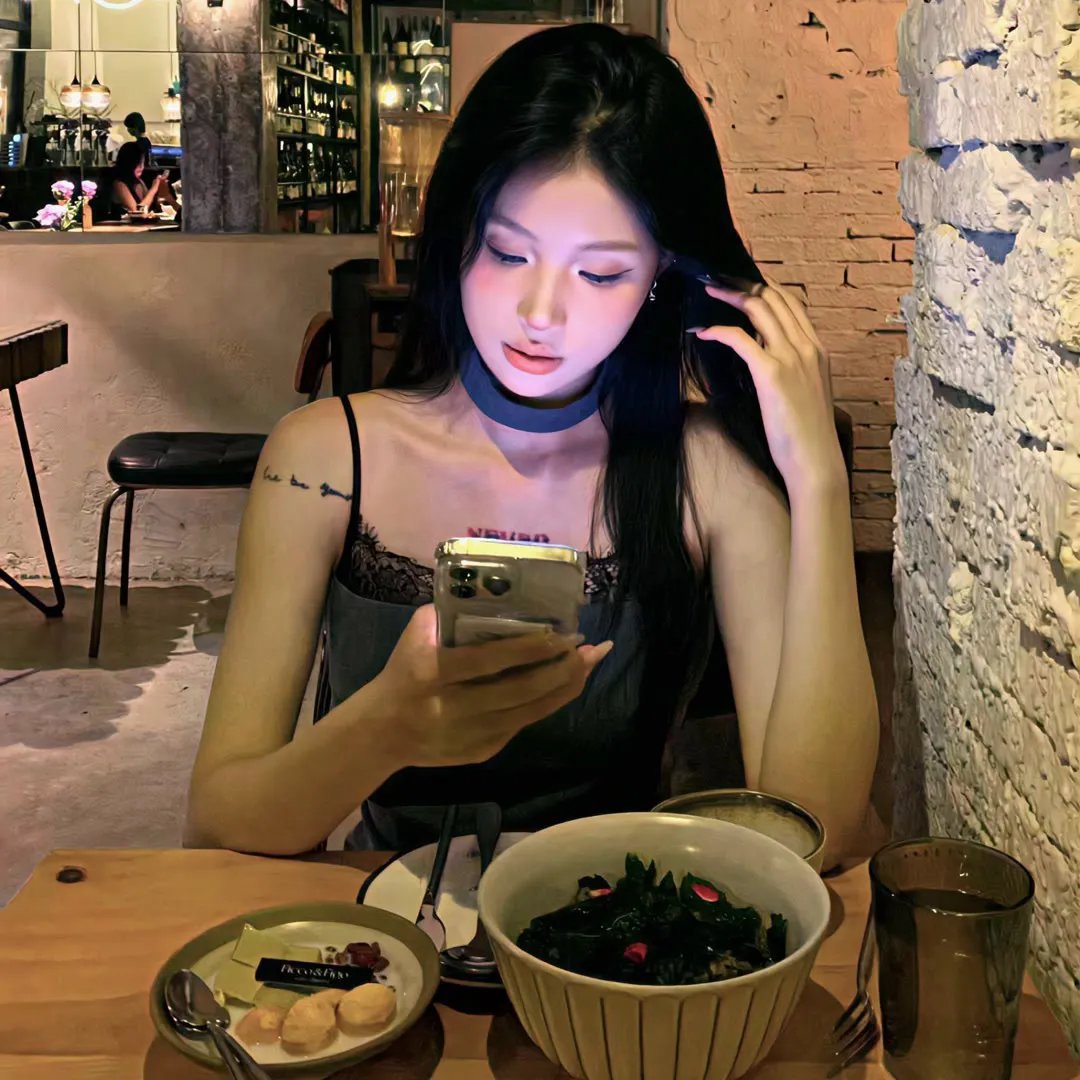 当红小花恋情细节流出，本人沉默不回应，前后半年引热议